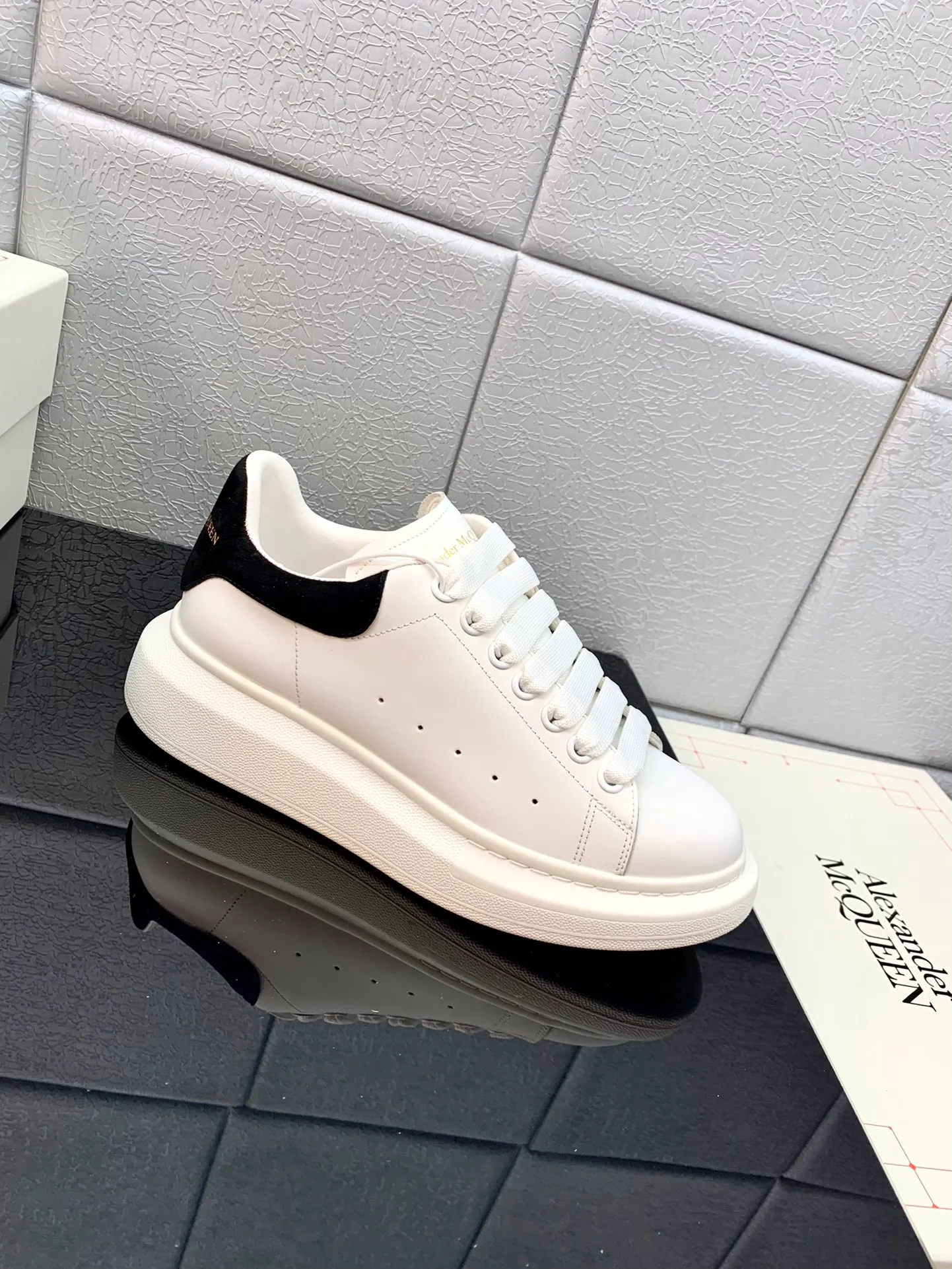 👟👟Ex-factory price 480👟👟 2022 latest upgraded version The latest McQueen white shoes original 1⃣: 1⃣ perfect replica ☑Deliver the latest counter full set of packaging 🎁Full series of color styles are constantly updated🥳🥳 🔺Fabric: Customized original matte silk cowhide 🔺Inner: imported water-dyed sheepskin lining/original customized soft cowhide cushion 🔺Feet: super clear high temperature air pressure logo➕soft latex pad 🔺Outsole: rubber T👟👟Ex-factory price U vacuum bottom/I👟👟Ex-factory price foam original bottom, thick bottom about 4cm 🔺Size: Female M34-40 Male M39-45